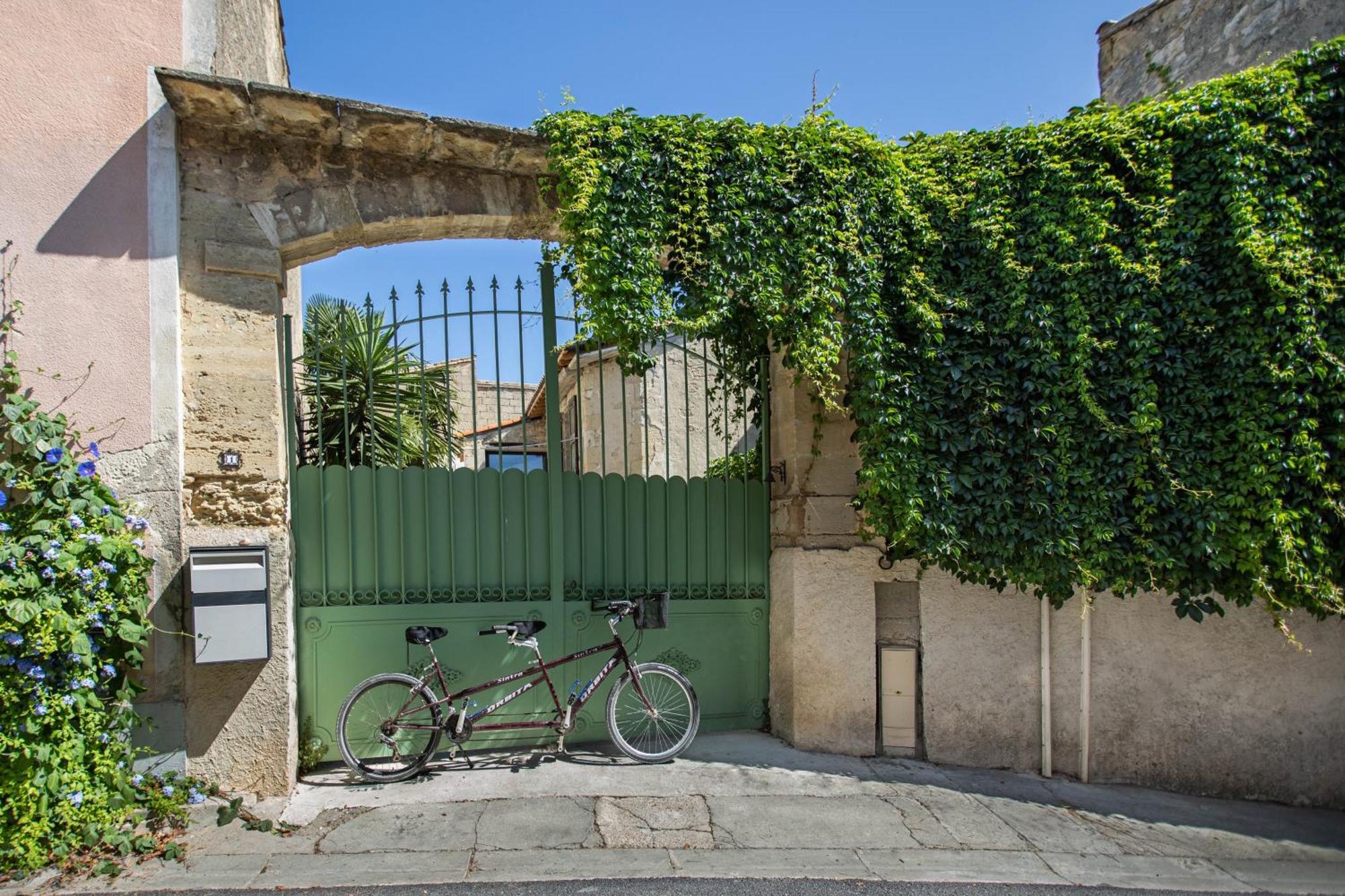 Oustaou De Betty Et Bob Bed & Breakfast Le Cailar Dış mekan fotoğraf